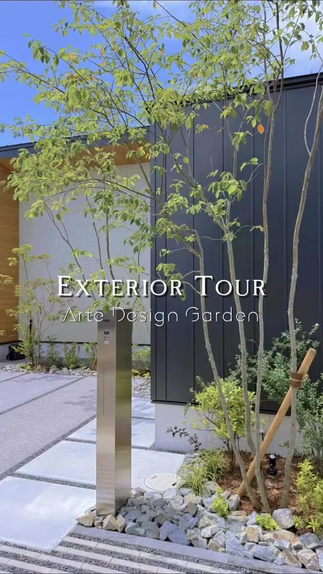 .
黒とベージュのコントラスト
軒天の美しい木目
 
すっきりとしつつも、あたたかみを感じる平屋には
あえてラフな山採りの樹形を合わせます。
 
左手奥がアオダモ、右手前がジューンベリー。
どちらも大胆に透かす剪定で、
枝葉をチラチラと建物にかぶせています。

覆い隠すのではなく、奥が透けて見えるように。
ボリュームのある樹木を住まいになじませるための工夫です。
 
ジューンベリーは、花がちらほら。
 
アオダモは、まだ芽がかたいか…
 
玄関前のオガタマが香りだすのは、もう少し先だな。

植物たちが、仕上がってくるこの季節。
 ―ひとときも目が離せません👀
　
▷ADGの様々な施工事例をみたい方は
プロフィールのURLよりご覧ください。
@arte_design_garden
　
———————————
 
ADG Arte Design Garden inc.
アルテデザインガーデン株式会社
香川県高松市多肥上町1487-3-1階
tel.087.880.9797
 
———————————
 
#アルテデザインガーデン #ガーデンデザイン
#香川エクステリア #外構高松
#landscapedesign