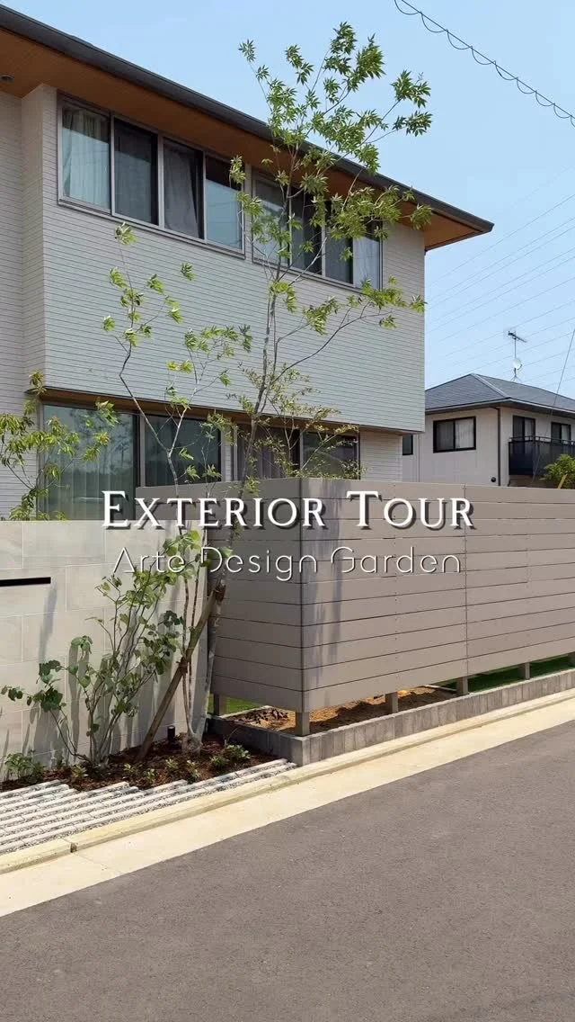 .
この日は、少し強めの風。
　
もし植物がなければ、
ただ「今日は風があるな」で終わるところ。
　
けれど樹木があると、
その動きが、目に見えるかたちで現れてきます。
　
葉が揺れ、枝がしなり、
風の強さや向き、空気の流れまで感じ取れる。
　
外構や建築は固定されたものですが、
そこに植物が加わることで、
環境の変化を受け止める『余白』が生まれます。
　
その日の天気や時間帯によって、
同じ場所でも違う表情になる理由は、
こういうところにあります。
　
樹木があることで、
日々の中で感じ取る力が、
少しだけ研ぎ澄まされていく―
　
そういう部分にこそ、
庭や外構をつくる意味があると
ADGは考えています。
　
▷ADGの様々な施工事例をみたい方は
プロフィールのURLよりご覧ください。
@arte_design_garden
　
———————————
 
ADG Arte Design Garden inc.
アルテデザインガーデン株式会社
香川県高松市多肥上町1487-3-1階
tel.087.880.9797
 
———————————
 
#アルテデザインガーデン #ガーデンデザイン
#香川エクステリア #外構高松
#landscapedesign