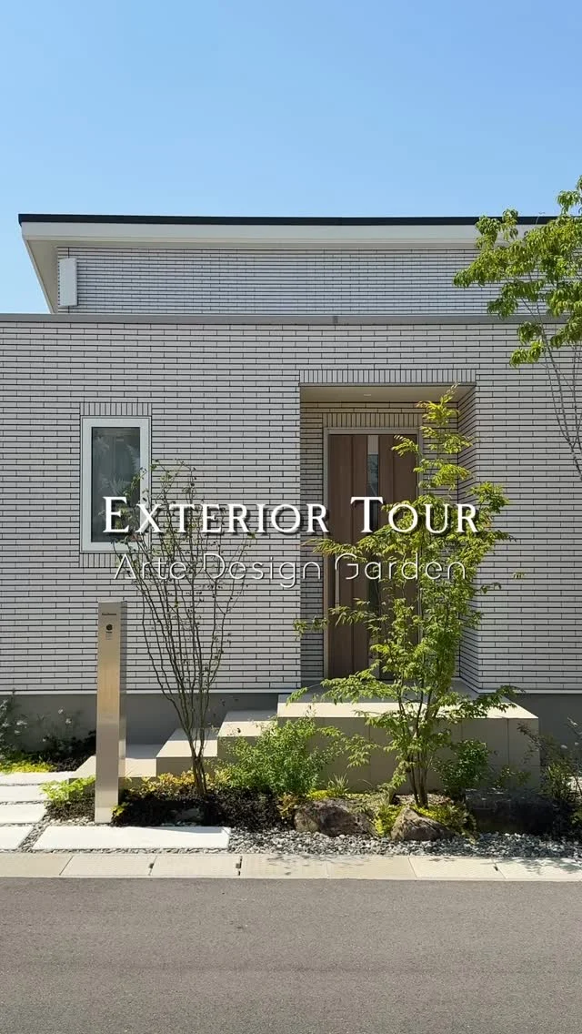 .
白い外壁と、やわらかなグリーン。
それだけで、ふわっと空気が軽くなるような清涼感。
 
でも、軽やかすぎない。
静かに整った佇まいに感じるのは――
 
樹形や樹種を見極めて選んだ植栽を、
高さに変化をつけて重ねているから。
 
そこに、
すっと立つシルバーの門柱。
ひんやりとした金属の質感で、全体を引き締める。
 
足元には、寝かせるように据えた石。
香川の名石・庵治石が持つ、確かな質量感。
 
軽やかさの中に、きちんと芯が通る理由は
こうした素材と構成の重ね方にあります。
　
▷ADGの様々な施工事例をみたい方は
プロフィールのURLよりご覧ください。
@arte_design_garden
　
———————————
 
ADG Arte Design Garden inc.
アルテデザインガーデン株式会社
香川県高松市多肥上町1487-3-1階
tel.087.880.9797
 
———————————
 
#アルテデザインガーデン #ガーデンデザイン
#香川エクステリア #外構高松
#landscapedesign