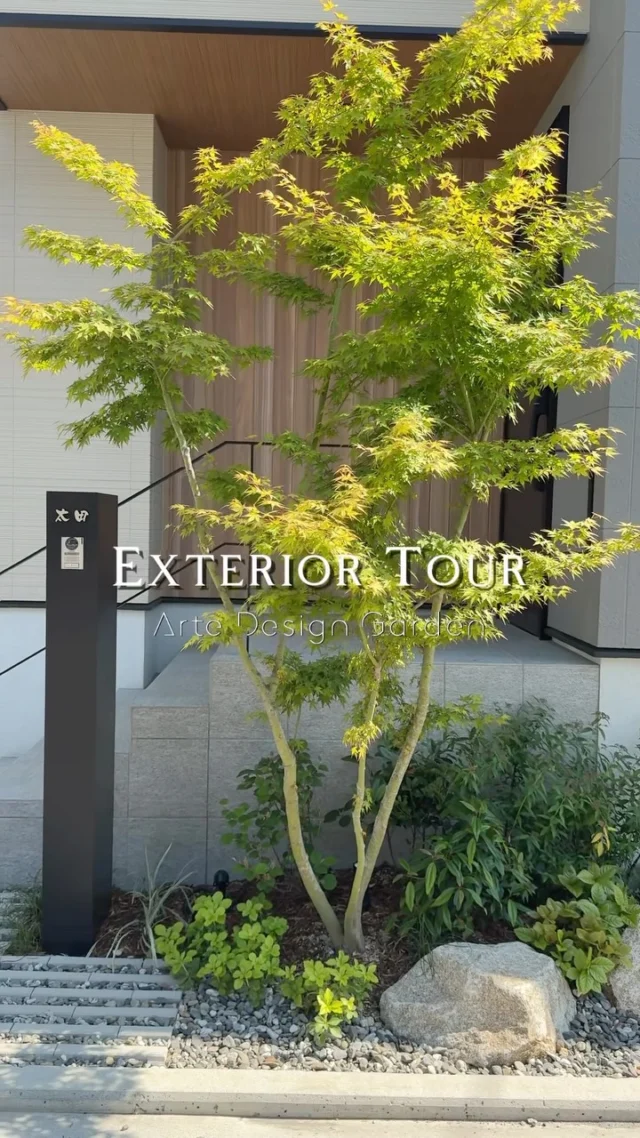 .
一本のモミジを中心に、
足元へ植栽と景石をまとめた玄関まわり。
　
樹形の美しい一本が
見ごたえのある景色をつくります。
　
構成はコンパクトに、色や形も増やしすぎず。
ボーダーコンクリートやブラックの金物に、
石の表情と植物のやわらかさを組み合わせました。
　
素材の選び方と緑の分量で、
住まいの印象は大きく変わります。
　
構成は潔く、印象に残る。
そんな住まいの顔を目指しました。
　
▷ADGの様々な施工事例をみたい方は
プロフィールのURLよりご覧ください。
@arte_design_garden

———————————
 
ADG Arte Design Garden inc.
アルテデザインガーデン株式会社
香川県高松市多肥上町1487-3-1階
tel.087.880.9797